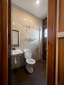 Bathroom Image of 400 Sq.ft 1 RK Apartment / Flat for rent in Domlur Layout Bengaluru for Rs. 30000