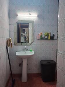 Bathroom Image of 2200 Sq.ft 3 BHK Independent House for sale in DDA Flats Munirka, Munirka New Delhi for Rs. 42500000
