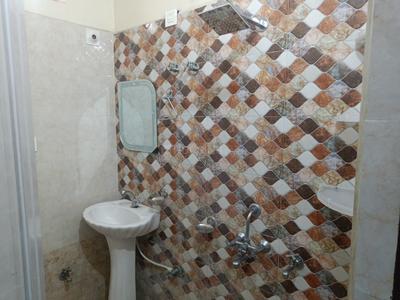 Bathroom Image of 550 Sq.ft 1 BHK Independent House for rent in Alambagh Lucknow for Rs. 9000