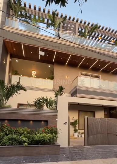 Apne zameen Apna Aasman Main Image 1