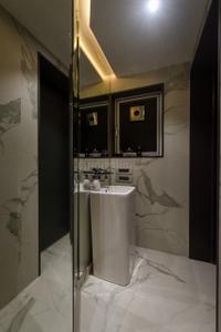 Kitchen Image of 1500 Sq.ft 3 BHK Apartment / Flat for sale in Khar West Mumbai for Rs. 80000000