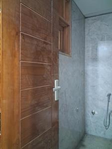 Common Bathroom Image of 1450 Sq.ft 3 BHK Apartment / Flat for sale in JMD Diamond Residency, Sector 73 Noida for Rs. 6500003