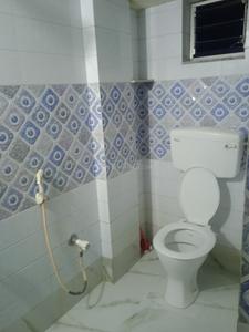 Bathroom Image of 600 Sq.ft 1 BHK Independent House for rent in Patuli Kolkata for Rs. 13000