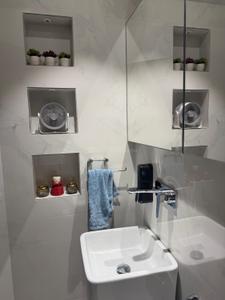 Image of 1305 Sq.ft 2 BHK Apartment / Flat for sale in Hiranandani Gardens Valencia, Powai, Mumbai for Rs. 40000000
