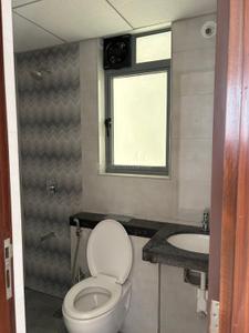 Bathroom Image of 650 Sq.ft 1.5 BHK Apartment / Flat for rent in Kalpataru Elitus, Mulund West Mumbai for Rs. 52000