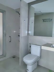 Common Bathroom Image of 650 Sq.ft 1 BHK Apartment / Flat for sale in Hiranandani Flora, Hiranandani Estate Thane for Rs. 9800000