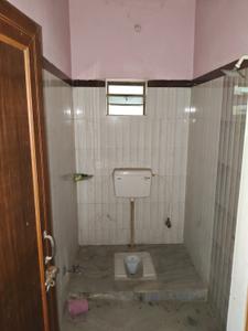 Bathroom Image of 700 Sq.ft 2 BHK Apartment / Flat for rent in Khemnichak Patna for Rs. 7000