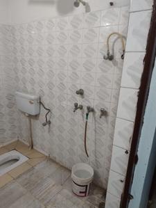 Bathroom Image of 1500 Sq.ft 2 BHK Builder Floor for rent in Gomti Nagar Lucknow for Rs. 15000