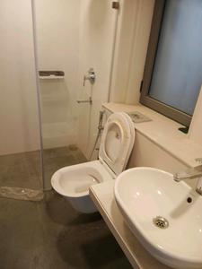 Common Bathroom Image of 1650 Sq.ft 3 BHK Apartment / Flat for rent in Cuffe Parade Mumbai for Rs. 300000
