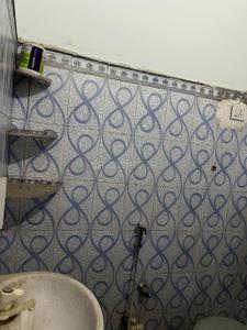 Bathroom Image of 1250 Sq.ft 3 BHK Independent House for rent in Krishna Nagar Lucknow for Rs. 15000