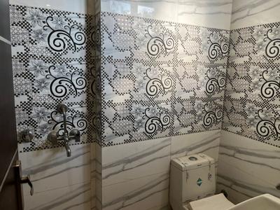 Bathroom Image of 1000 Sq.ft 3 BHK Builder Floor for rent in Dwarka Mor New Delhi for Rs. 18000
