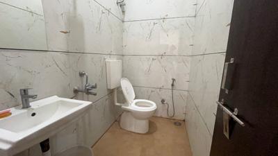 Bathroom Image of 650 Sq.ft 1 BHK Apartment / Flat for rent in Mahalakshmi Nagar Indore for Rs. 21000