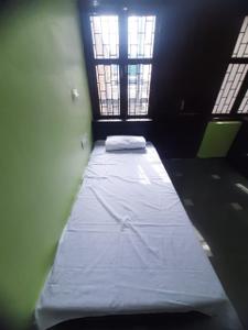 Bedroom Image of 400 Sq.ft 1 BHK Apartment / Flat for rent in Paharia Varanasi for Rs. 11500