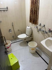 Bathroom Image of 1400 Sq.ft 2 BHK Independent House for rent in Green Apartments, Rajouri Garden New Delhi for Rs. 40000