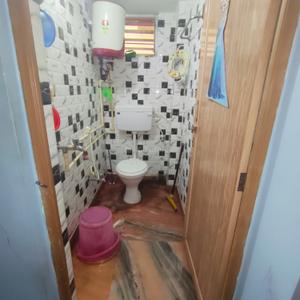 Bathroom Image of 1300 Sq.ft 3 BHK Apartment / Flat for sale in Airport Gate no. 1 Kolkata for Rs. 7000000