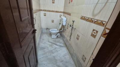 Bathroom Image of 850 Sq.ft 1.5 BHK Apartment / Flat for rent in Uttam Nagar New Delhi for Rs. 8800