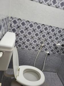 Bathroom Image of 1000 Sq.ft 2 BHK Builder Floor for rent in Margondanahalli Bengaluru for Rs. 18000