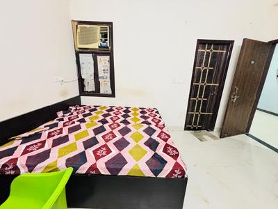 Bedroom Image of Apna Niwas Boys Pg in Sector 44, Noida