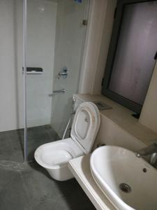 Common Bathroom Image of 1100 Sq.ft 2.5 BHK Apartment / Flat for rent in Raheja Acropolis, Chembur Mumbai for Rs. 110000