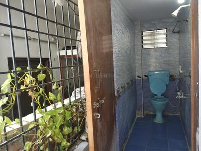 Bathroom Image of 850 Sq.ft 2 BHK Apartment / Flat for rent in Payakapuram Vijayawada for Rs. 10000