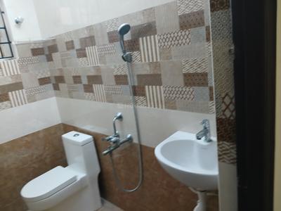 Bathroom Image of 1250 Sq.ft 3 BHK Apartment / Flat for rent in Thoraipakkam Chennai for Rs. 35000