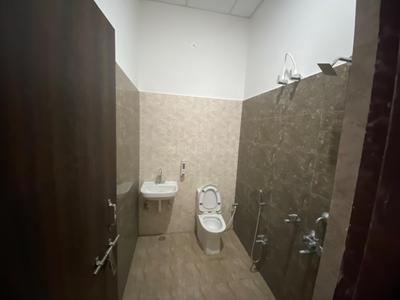 Bathroom Image of 2500 Sq.ft 9 BHK Apartment / Flat for rent in Ahmamau Lucknow for Rs. 120000