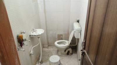 Bathroom Image of 620 Sq.ft 2 BHK Apartment / Flat for rent in Nawada New Delhi for Rs. 14000