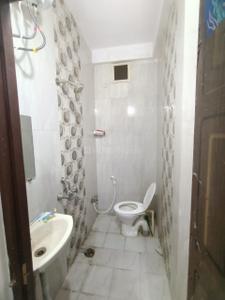 Bathroom Image of 600 Sq.ft 1 BHK Builder Floor for rent in Mahalakshmi Nagar Indore for Rs. 15000