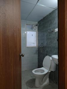 Common Bathroom Image of 1015 Sq.ft 2 BHK Apartment / Flat for rent in Amrapali Dream Valley 2, Noida Extension Greater Noida for Rs. 17000