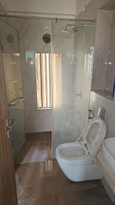 Bathroom Image of 800 Sq.ft 2 BHK Apartment / Flat for rent in Lashkaria Empress, Andheri West Mumbai for Rs. 72000