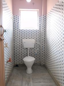 Common Bathroom Image of 700 Sq.ft 2 BHK Apartment / Flat for sale in Baghajatin Kolkata for Rs. 3500000