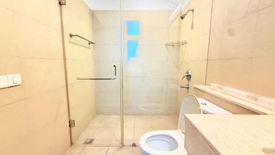 Bathroom Image of 2800 Sq.ft 3 BHK Apartment / Flat for sale in Emaar The Palm Springs, DLF Phase 5 Gurgaon for Rs. 105000000