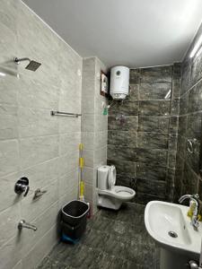 Bathroom Image of 2500 Sq.ft 5 BHK Independent House for sale in Lakkar Bazar Shimla for Rs. 14500000