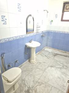 Bathroom Image of 950 Sq.ft 1 BHK Builder Floor for rent in Sector 46 Gurgaon for Rs. 31000