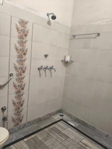 Bathroom Image of 675 Sq.ft 2 BHK Builder Floor for rent in Mahabir Colony Hisar for Rs. 10000