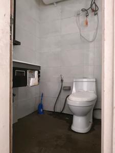 Common Bathroom Image of 1000 Sq.ft 1 RK Studio for rent in DLF Hamilton Court, DLF Phase 4 Gurgaon for Rs. 42000
