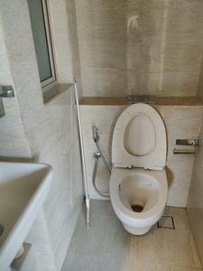 Common Bathroom Image of 650 Sq.ft 1 BHK Apartment / Flat for sale in Hiranandani Regent Hill A B C D And E Wing, Powai Mumbai for Rs. 18900000