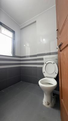 Bathroom Image of 570 Sq.ft 1 BHK Builder Floor for rent in Gokhalenagar Pune for Rs. 25500