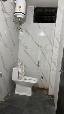 Bathroom Image of 850 Sq.ft 1 BHK Apartment / Flat for rent in Shikhar Balaji Skyz, Nipania Indore for Rs. 15000