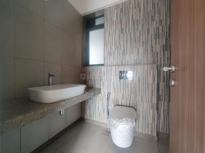 Bathroom Image of 1950 Sq.ft 3.5 BHK Apartment / Flat for sale in Shapoorji Pallonji Vicinia, Powai Mumbai for Rs. 56000000