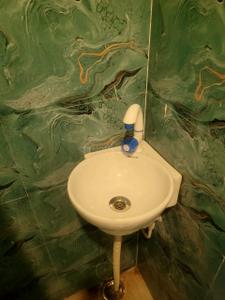 Bathroom Image of 1000 Sq.ft 1 RK Duplex for rent in Dhawa Lucknow for Rs. 5000