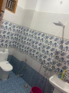 Bathroom Image of 1250 Sq.ft 2 BHK Builder Floor for rent in Gomti Nagar Lucknow for Rs. 20000