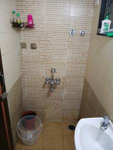 Common Bathroom One Image of 405 Sq.ft 1 BHK Apartment / Flat for rent in Worli Mumbai for Rs. 38001