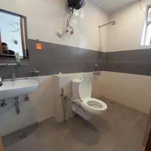 Bathroom Image of 1680 Sq.ft 3 BHK Builder Floor for rent in Big Block Builder Floor, Sector 46 Gurgaon for Rs. 45000