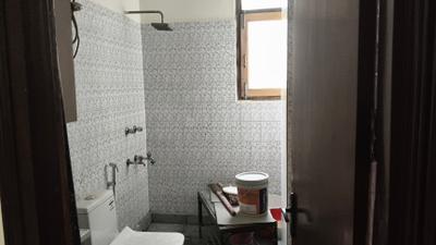 Bathroom Image of 1000 Sq.ft 3 BHK Builder Floor for rent in Gautam Nagar New Delhi for Rs. 60000
