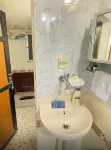 Bathroom Image of 876 Sq.ft 2 BHK Apartment / Flat for sale in Mulund East Mumbai for Rs. 16000000