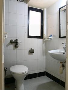 Common Bathroom Image of 960 Sq.ft 2 BHK Apartment / Flat for sale in Hiranandani Estate Queens Gate, Hiranandani Estate Thane for Rs. 17500000