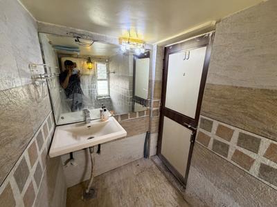 Bathroom Image of 800 Sq.ft 2 BHK Builder Floor for rent in Ayodhya Bypass Bhopal for Rs. 12000