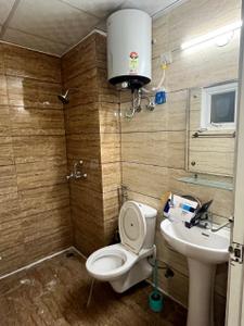 Bathroom Image of 1156 Sq.ft 2 BHK Apartment / Flat for rent in Highland Park Homes, Lohgarh Zirakpur for Rs. 25000