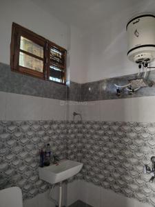 Bathroom Image of 500 Sq.ft 2 BHK Apartment / Flat for rent in Muni Ki Reti Rishikesh for Rs. 18000
